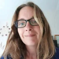 Portrait de Sophie, cheveux blonds et lunettes, membre du collectif Max&Co de Courbevoie