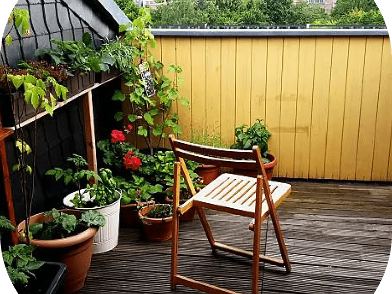 Terrasse de balcon avec chaise pliante en bois, plantes en pot et géraniums rouges